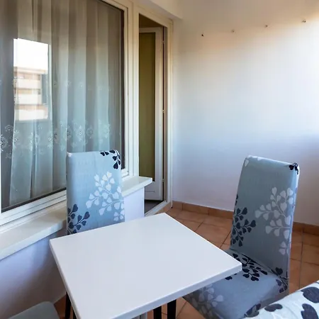 Tom Apartment Split
