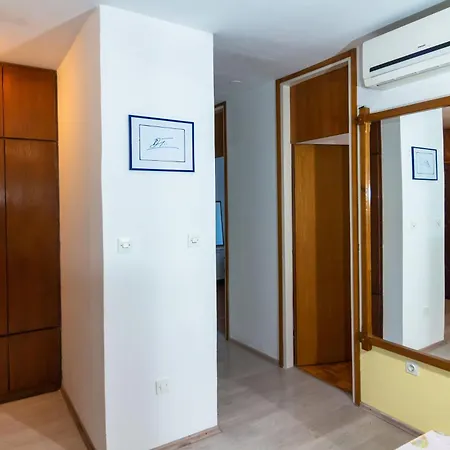 Tom Apartment Split